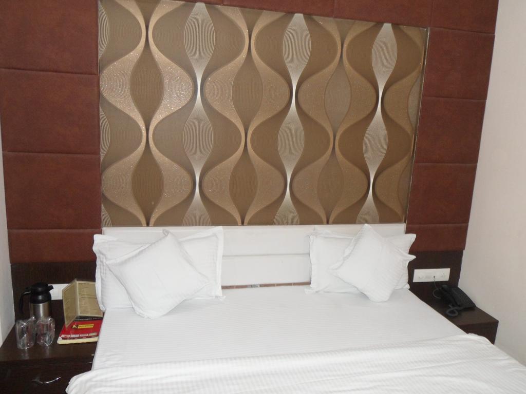 Hotel Silver Plaza Ахмедабад Номер фото