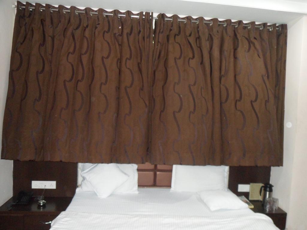 Hotel Silver Plaza Ахмедабад Номер фото